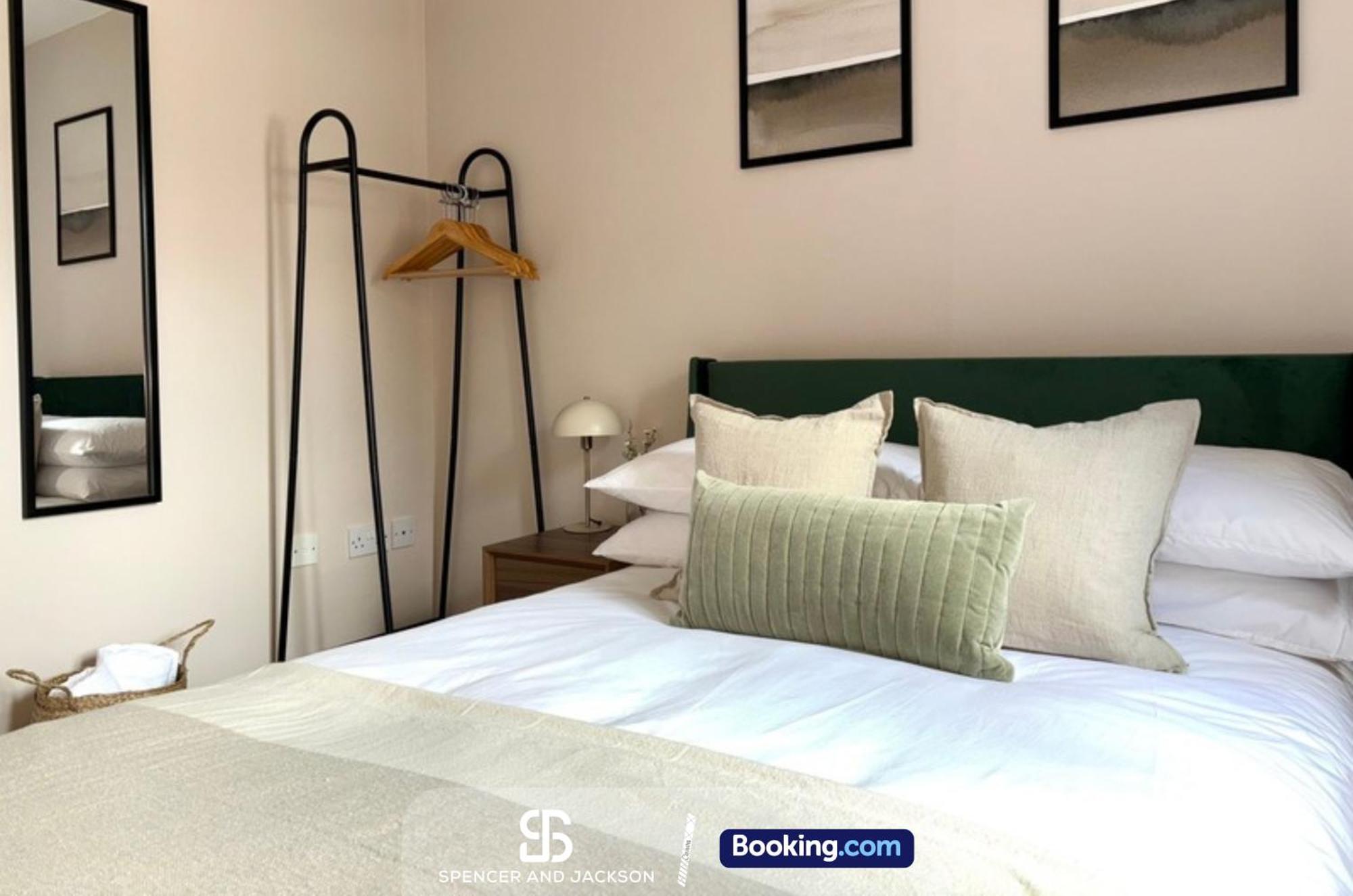 3 Bedroom Stylish Townhouse Near The By Spencer And Jackson Short Lets & Serviced