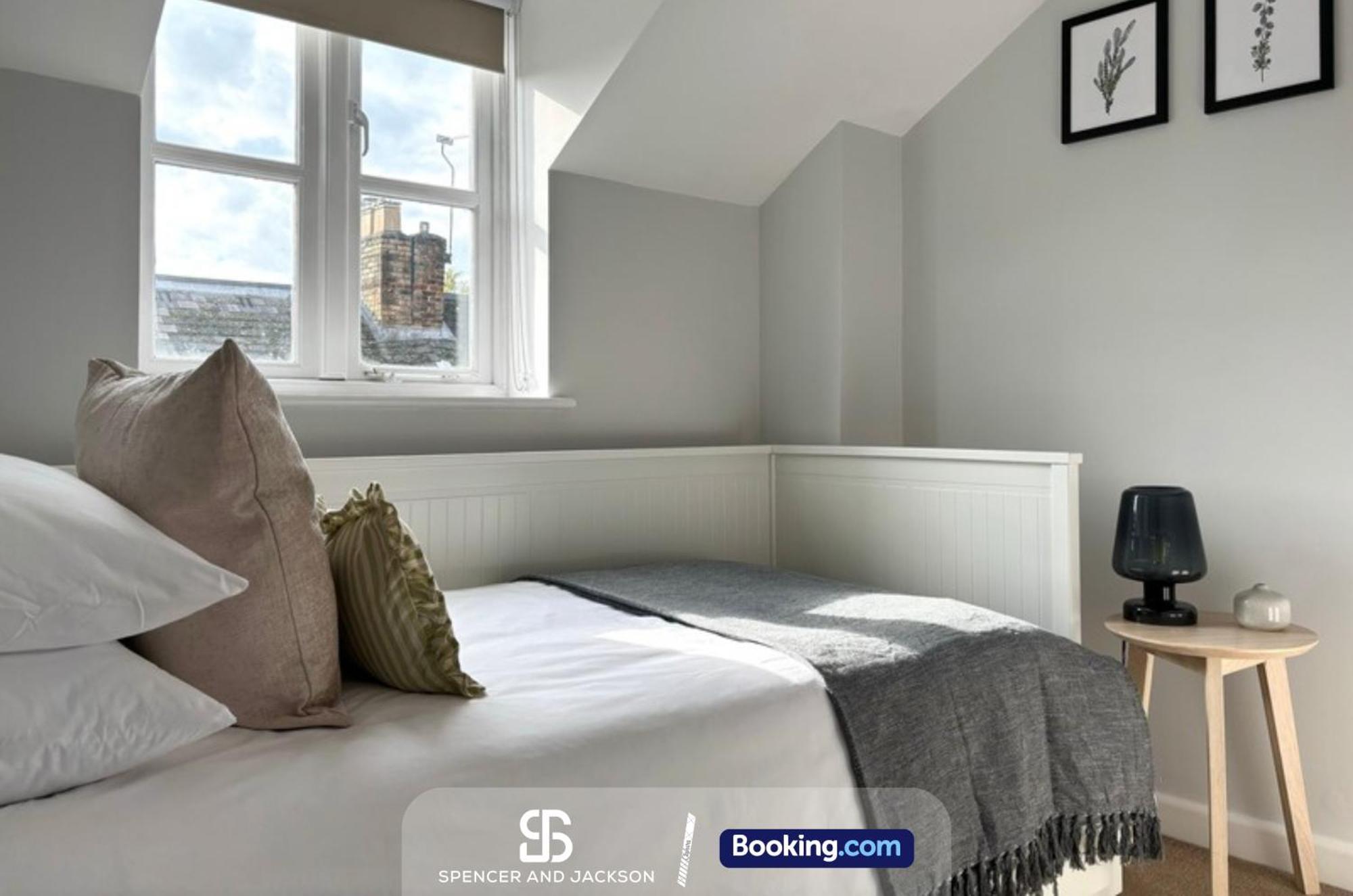 Сasa de vacaciones 3 Bedroom Stylish Townhouse Near The By Spencer And Jackson Short Lets & Serviced *